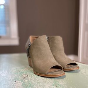 Jessica Simpson double zipper ankle booties